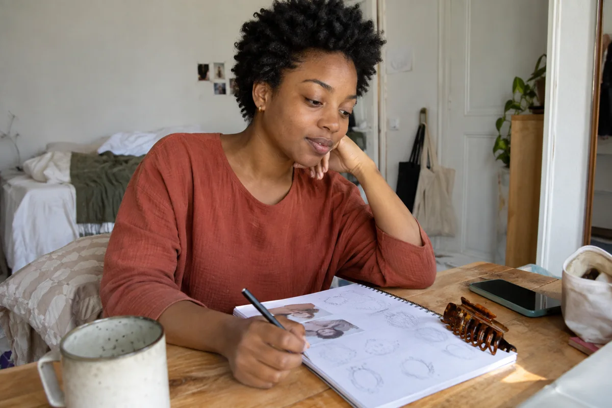 Une femme note ses préférences dans un carnet