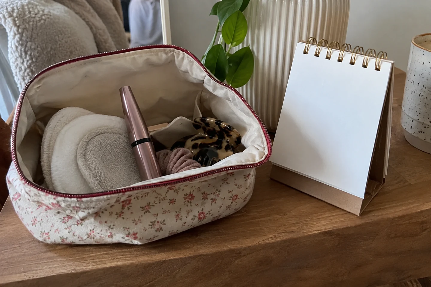 Trousse de maquillage avec mascara fermé et accessoires propres