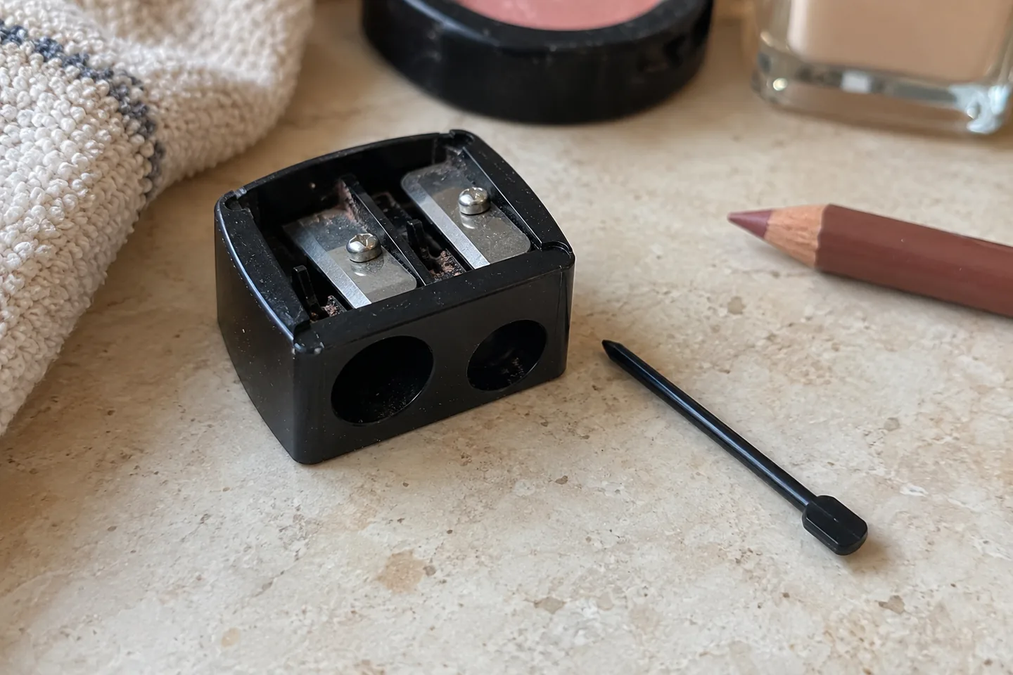 Le petit bâtonnet de nettoyage à côté de l’accessoire.