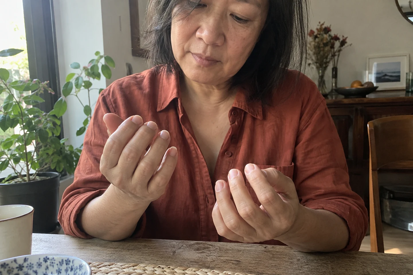 Une femme observe ses ongles naturels courts