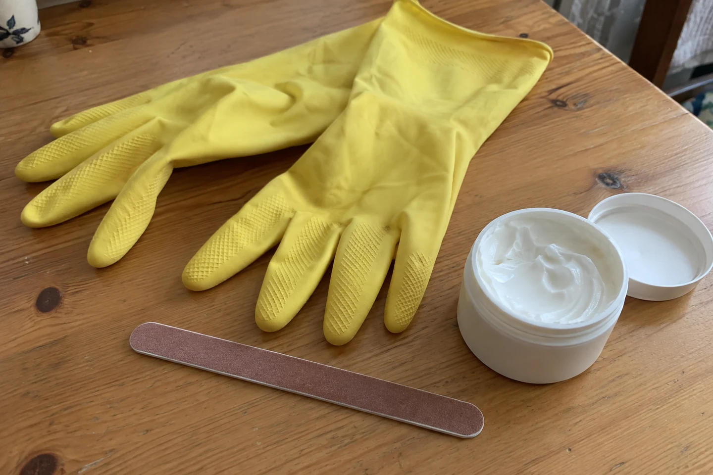 Lime douce, gants de ménage et crème pour les mains