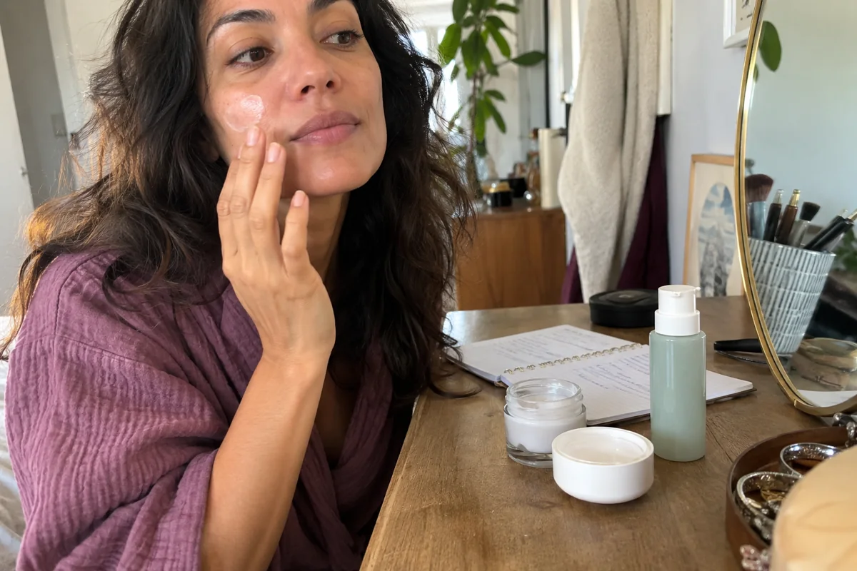 Une femme note sa routine près de deux produits de soin